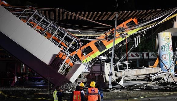 Los rescatistas se reúnen en el lugar de un accidente de tren luego de que una línea elevada del metro colapsara en la Ciudad de México el 4 de mayo de 2021 (Foto de PEDRO PARDO / AFP).