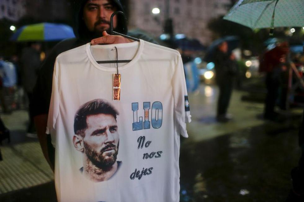Argentinos salieron a las calles para pedir a Lionel Messi que no abandone la selección. (AP)