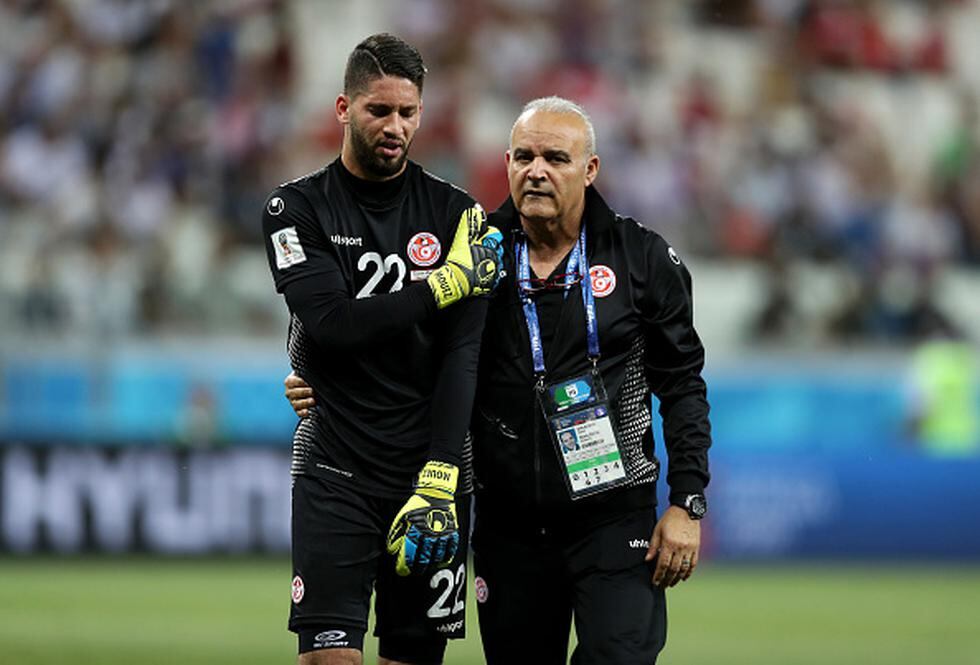 Mouez Hassen cumplió una destacada actuación hasta su lesión en el compromiso entre Túnez e Inglaterra por el grupo G del Mundial. (GETTY IMAGES)