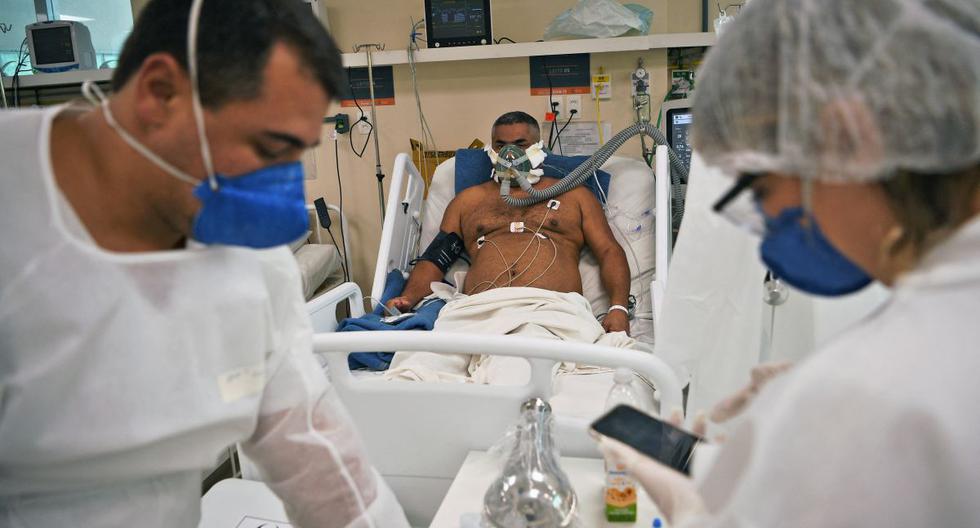 Un paciente de coronavirus COVID-19 es tratado en el hospital Oceanico en Niteroi, en Río de Janeiro, Brasil, el 22 de junio de 2020. (Foto de CARL DE SOUZA / AFP).