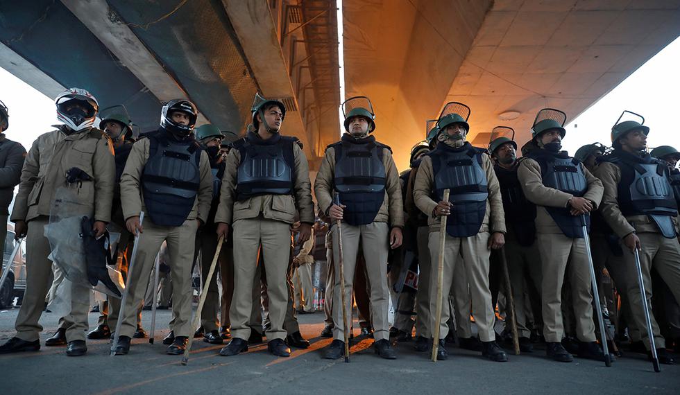 La policía con equipo antidisturbios vigila durante una protesta contra una nueva ley de ciudadanía, en el área de Seelampur en Delhi, India. (Foto: Reuters)