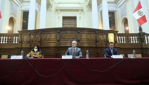 La Comisión de Constitución del Parlamento, presidida por Hernando Guerra García, inició la sustentación del proyecto que plantea restablecer la reelección de alcaldes y gobernadores regionales. (Foto: Congreso)
