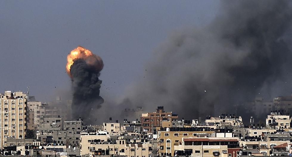 El humo se eleva tras los ataques aéreos israelíes en la ciudad de Gaza el 12 de mayo de 2021, en medio de las hostilidades israelo-palestinas más intensas en siete años. (MAHMUD HAMS / AFP).