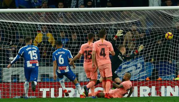 Así la jugada analizada por el VAR que anuló el gol de Espanyol. (Foto: AFP)