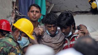 Bangladesh: Hallan a 50 supervivientes bajo escombros de edificio