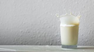 El debate sobre la leche: ¿Sabes qué aditivos nutricionales le hacen daño a tu salud?