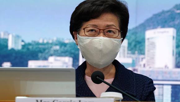 La directora ejecutiva de Hong Kong, Carrie Lam, con una máscara facial después del brote de la enfermedad por coronavirus (COVID-19), asiste a una conferencia de prensa en Hong Kong, China. (REUTERS/Lam Yik).