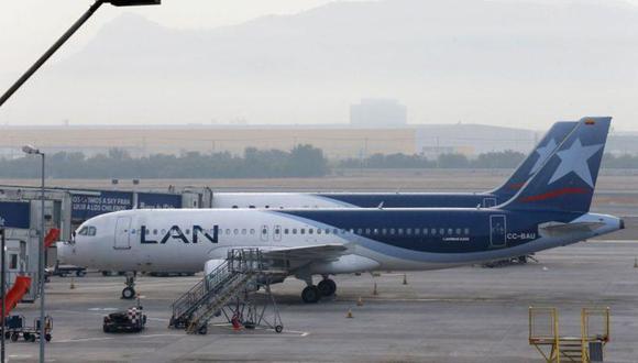 Latam Airlines admite tener caja para 3 a 4 meses y requiere apoyo financiero. (Reuters)