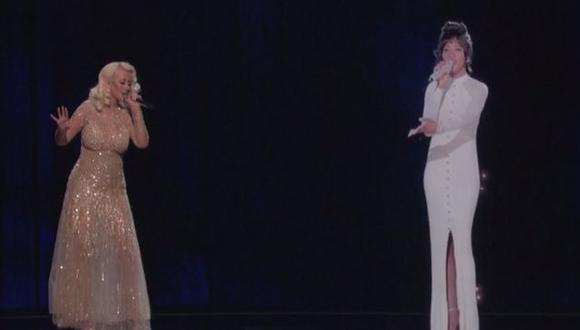Christina Aguilera realizó un impresionante dueto con el holograma de Whitney Houston. (Captura de video)