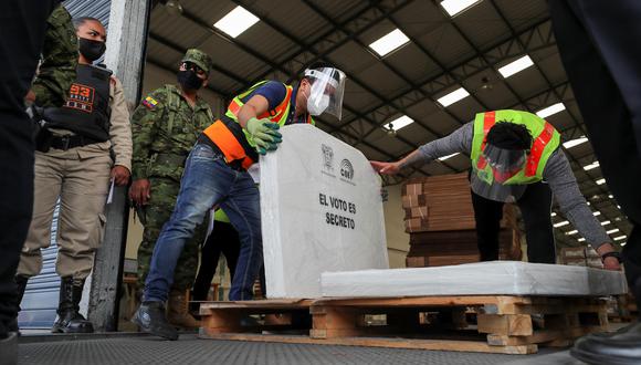 Operarios del Consejo Nacional Electoral trabajando en la distribución de material electoral para las elecciones generales en Ecuador. Más de 13 millones de votantes están llamados a las urnas este domingo. (Foto: EFE/ José Jácome)