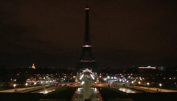 Torre Eiffel apagó sus luces en señal de solidaridad con víitimas de tiroteo en Las Vegas. (AP)