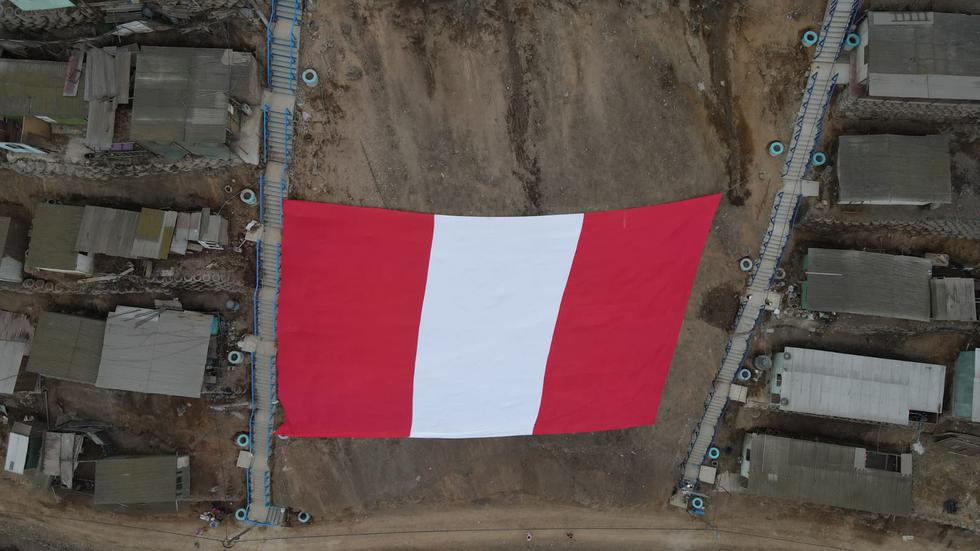 Como parte de las celebraciones por el Bicentenario, la Municipalidad de Comas instaló la bandera más grande del Perú en lo más alto del cerro Alto Incahuasi, ubicado en el asentamiento humano Hijos del Paraíso. (Foto: Jorge Cerdan/@photo.gec)