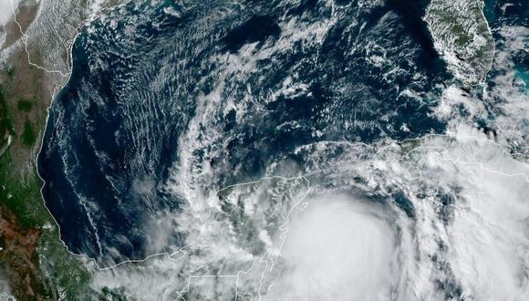 Fotografía satelital cedida por la Oficina Nacional de Administración Oceánica y Atmosférica (NOAA) por vía del Centro Nacional de Huracanes (NHC) donde se muestra la localización de la tormenta tropical Zeta. (EFE/Noaa-nhc).