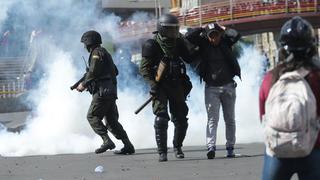 Policías dispersan con gases a la “marcha de los féretros” en La Paz | FOTOS