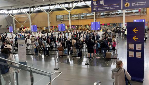 Control de pasaportes en el Aeropuerto Internacional de Montreal-Pierre Elliott Trudeau (YUL), en Canadá. (Foto: Daniel SLIM / AFP)