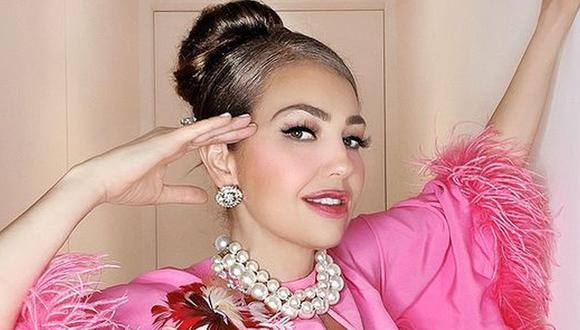 Thalía posa en vestido rosa de plumas y fans recuerdan su personaje en “Marimar”. (Foto: @thalía)