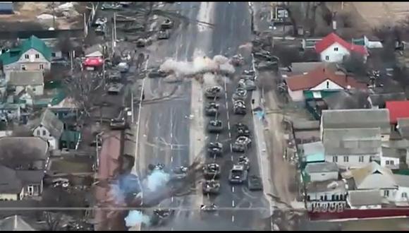 Tanques rusos son emboscados por las tropas ucranianas en Bovary, cerca a Kiev. (Foto: captura de video)