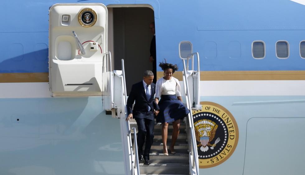 Un incómodo momento vivieron el presidente de Estados Unidos, Barack Obama, y su esposa Michelle, mientras bajaban del avión que los llevó a la ciudad de Austin, en Texas. (Reuters)