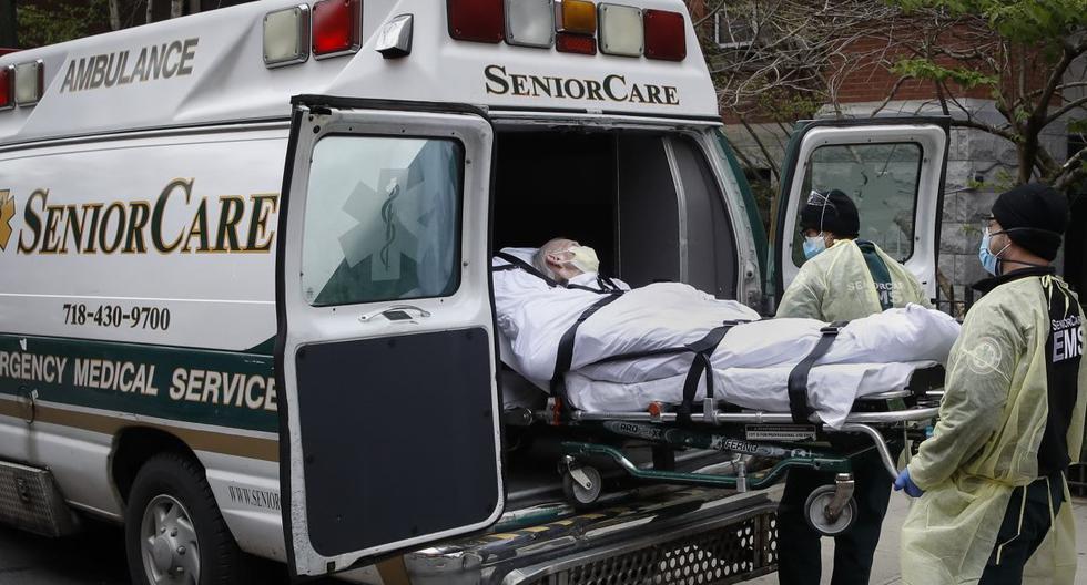 Un paciente es cargado en una ambulancia por trabajadores médicos de emergencia afuera del Centro de Salud Cobble Hill en el distrito de Brooklyn de Nueva York. (AP/John Minchillo).