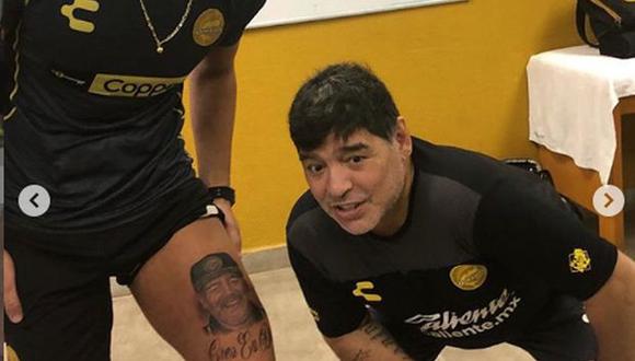 "Muchas gracias por este homenaje", destacó Maradona tras quedar frente a frente junto al homenaje de su actual jugador. (Foto: Instagram Gaspar Servio)