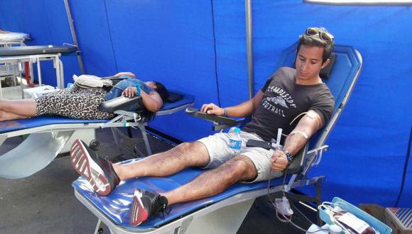 Decenas de personas llegaron al INSN-San Borja para donar sangre y ayudar a los niños. (Mariella Sausa)
