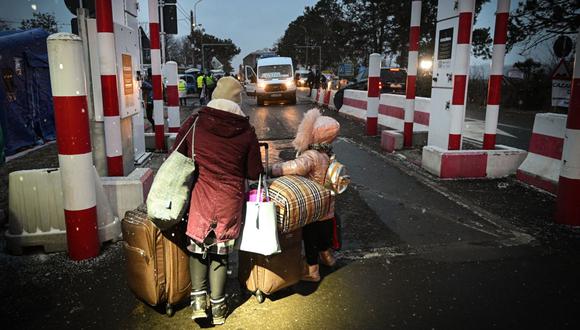 Cerca de 680.000 personas han huido de Ucrania desde la invasión militar rusa el 24 de febrero, y el número aumenta rápidamente. (Foto de Daniel MIHAILESCU / AFP)