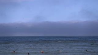 Enorme nube baja frente al litoral limeño captó la atención de pescadores y transeúntes 