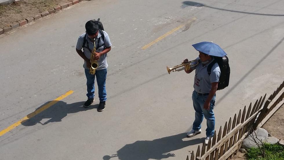 Bandas de música alegran las calles de Lima en medio de la pandemia