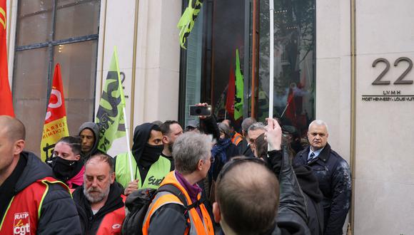 Los manifestantes, incluidos los sindicalistas de la Confederación General del Trabajo (CGT) francesa y Sud, abandonan la tienda Louis Vuitton después de que ocuparon la tienda de moda en la avenida Montaigne en París el 13 de abril de 2023. (Foto:  Thomas SAMSON / AFP)