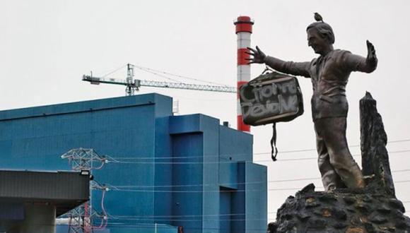 La estatua se encuentra ubicada frente a la 'Mega Usina', central termoeléctrica de carbón inaugurada por el gobierno Kirchner. | Foto: Twitter / @edu201_9