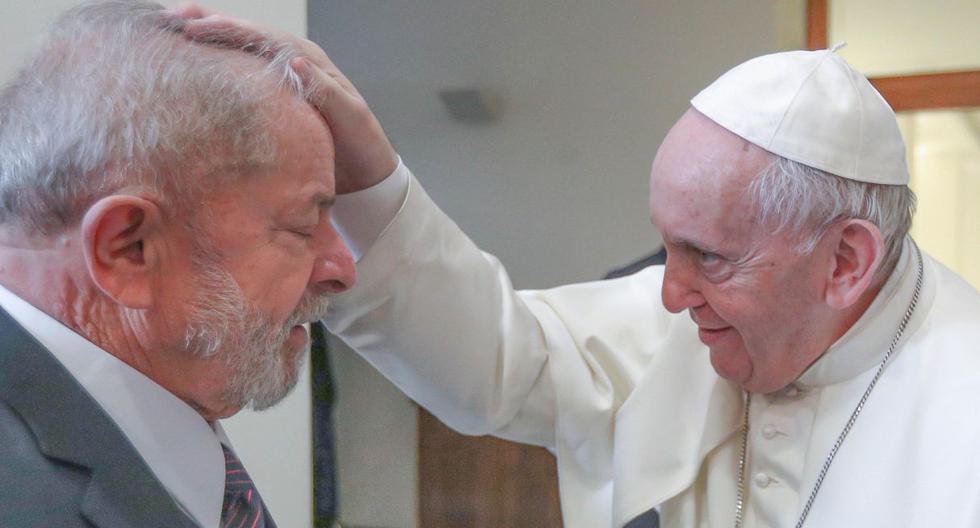 Lula (izquierda) pidió que se aplazara el interrogatorio previsto en Brasilia para el 11 de febrero para poder viajar a Italia y al Vaticano entre el 12 y 15. (EFE).