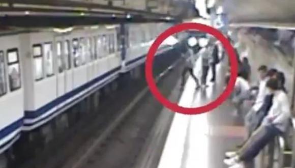 Una mujer cae a las vías del tren de Madrid justo por estar mirando el móvil. | Metro de Madrid