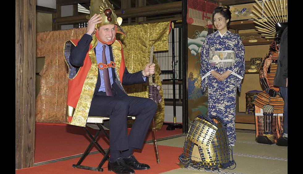 El príncipe Guillermo de Inglaterra continuó este sábado con su visita a Japón vistiendo, para deleite de los fotógrafos, la rica indumentaria y el casco de un samurái. (Reuters)