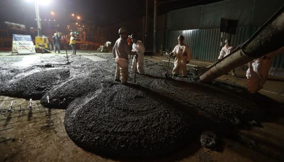 Las operaciones de vaciado de concreto se realizan también en jornadas nocturnas para poner, a la brevedad, en uso la vía. (Municipalidad de Lima)