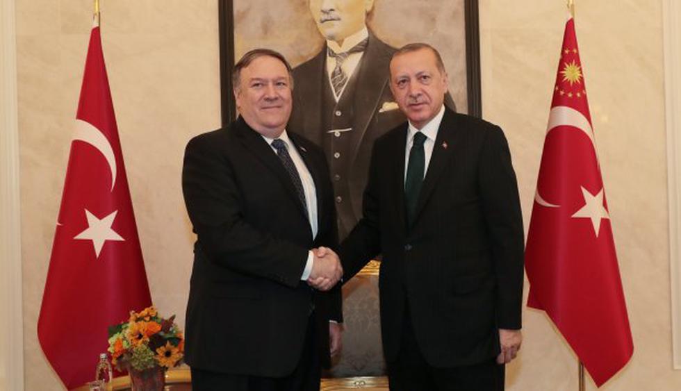 El secretario de Estado de EEUU, Mike Pompeo, estrecha la mano del presidente turco, Recep Tayyip Erdogan. (Foto: EFE)