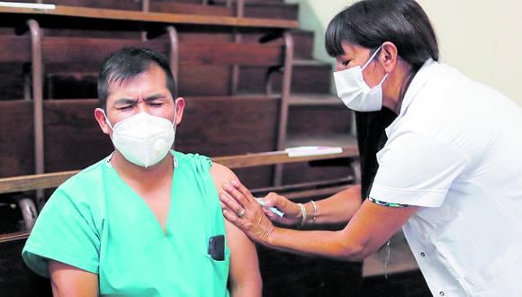 Listos. Minsa indicó que Plan de Vacunación se aplicará de inmediato tras la llegada de las dosis. (Foto: Reuters/Agustin Marcarian)