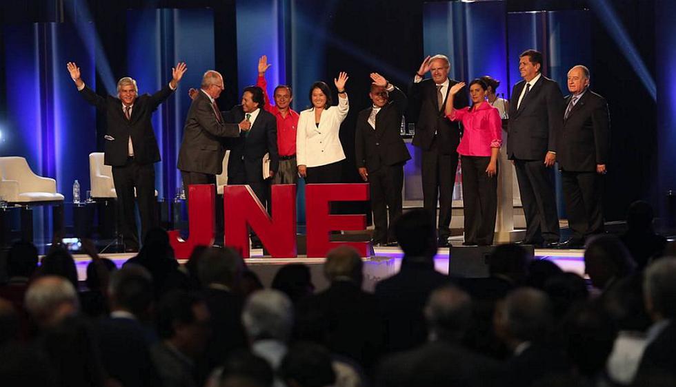 El saludo de los candidatos presidenciales tras participar en debate. (Luis Centurión)