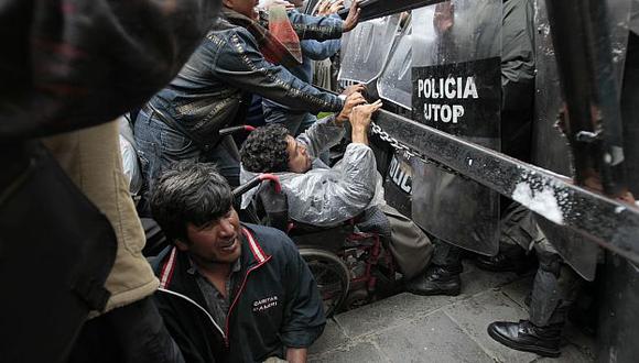 Los discapacitados se enfrentaron a la Policía pese a la desigualdad de condiciones. (Reuters)