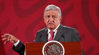Presidente de México enseña sus estampitas de protección ante crisis del coronavirus | VIDEO