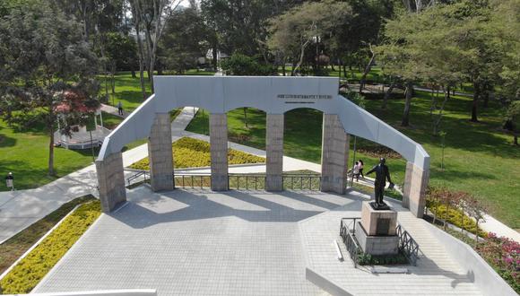 San Isidro. El remozado parque Bustamante y Rivero cuenta con un nuevo sistema de iluminación ornamental.