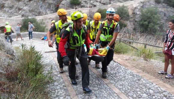 Miembros de los servicios de rescate retiran en camilla a un excursionista afectado por las inundaciones en la Garganta de Raganello en Civita, Italia. | Foto: EFE