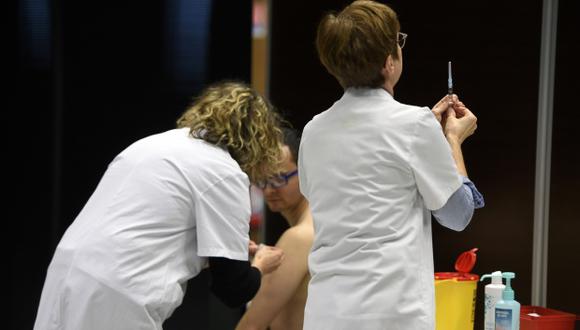 Una enfermera vacuna a un estudiante contra la meningitis el 4 de enero de 2017 en la Universidad de Dijon después que dos personas fallecieran el año anterior. (Foto referencial: AFP)