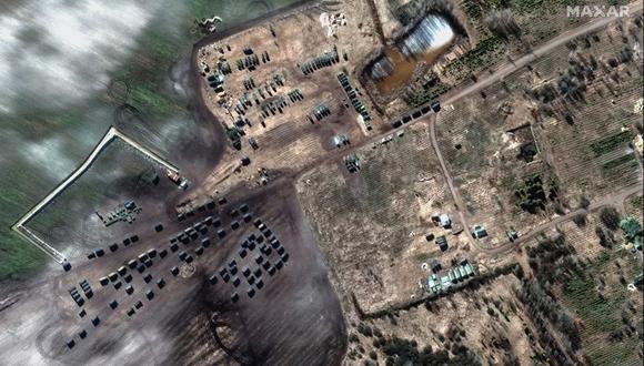 Esta imagen de satélite Maxar tomada y publicada el 28 de febrero de 2022, despliegues de campo de las fuerzas terrestres y un convoy en Khilchikha, Bielorrusia, al norte de la frontera con Ucrania. (Foto por Imagen satelital 2022 Maxar Technologies / AFP)
