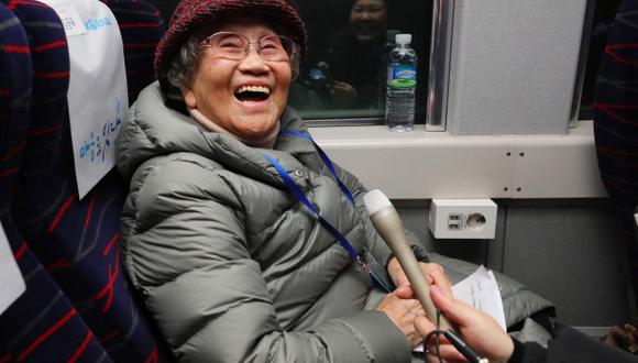 Kim Geum-ok, quien se separó de su familia durante la guerra de Corea de 1950-53, sonríe a bordo de un tren especial con destino a la ciudad fronteriza norcoreana de Kaesong. (Foto: EFE)
