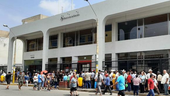 Ica: Jubilados hicieron largas colas en Banco de la Nación tras declararse estado de emergencia. (Foto: Carmen Quispe)