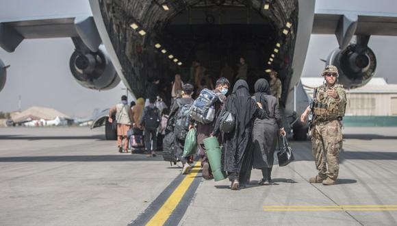 Familias afganas suben a un Boeing C-17 Globemaster III de la Fuerza Aérea de Estados Unidos durante una evacuación en el Aeropuerto Internacional Hamid Karzai, Kabul, Afganistán, el 23 de agosto de 2021. (SAMUEL RUIZ / US MARINE CORPS / AFP).