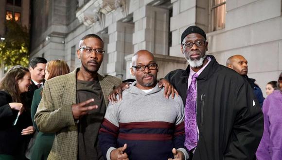Alfred Chesnut, Andrew Stewart y Ransom Watkins posan para una foto después de su liberación en Baltimore. (Foto: AFP)