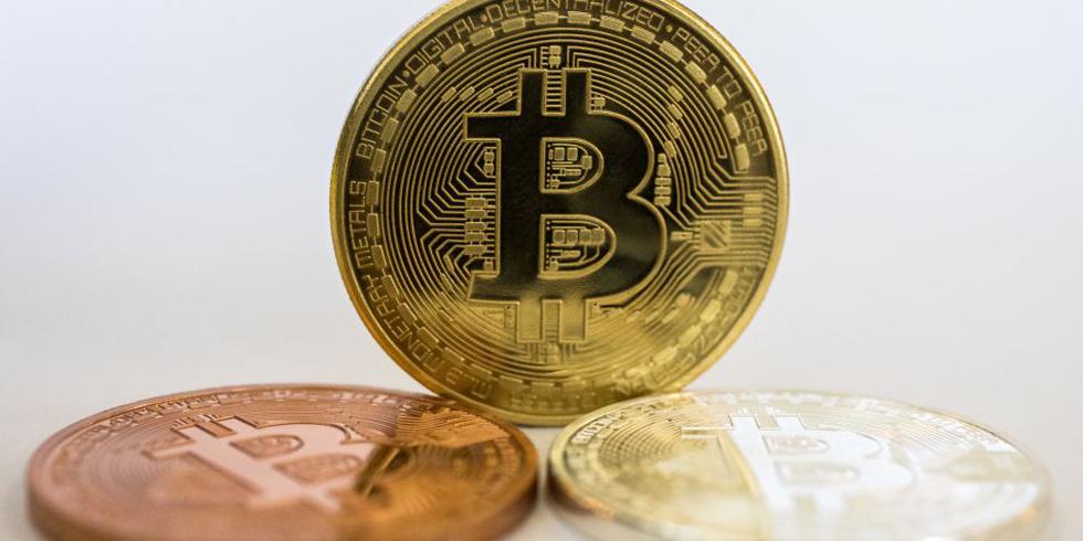 El bitcoin es la criptomoneda más usada en el mundo y aquí te contamos todo lo que debes saber (Foto: AFP)