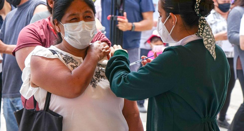 Un migrante recibe la vacuna Johnson & Johnson contra el COVID-19 en la primaria Miguel F. Martínez, de la ciudad de Tijuana, estado de Baja California (México). (EFE/Joebeth Terriquez).