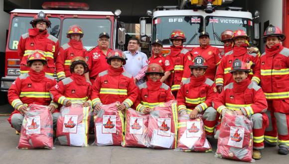Municipalidad de La Victoria entregó donativo a bomberos.